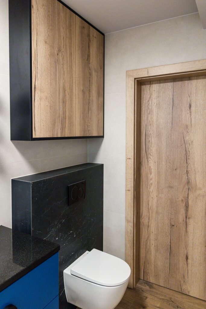 drzwi w kolorze drewna