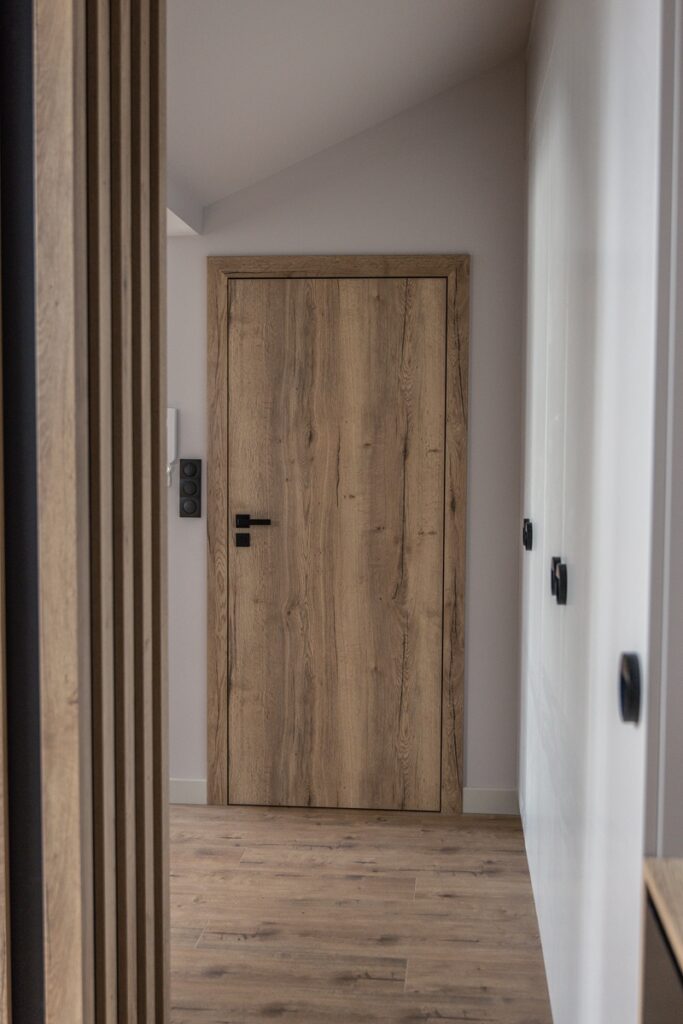 drzwi w kolorze drewna