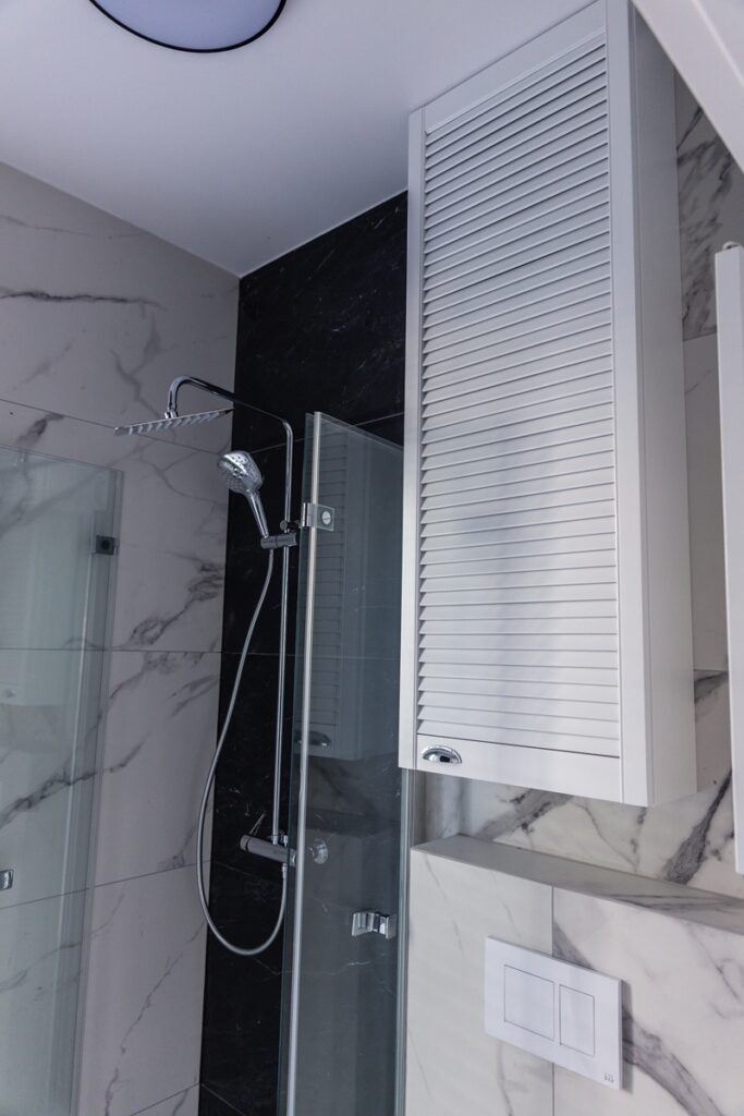 czarno-biała-lazienka