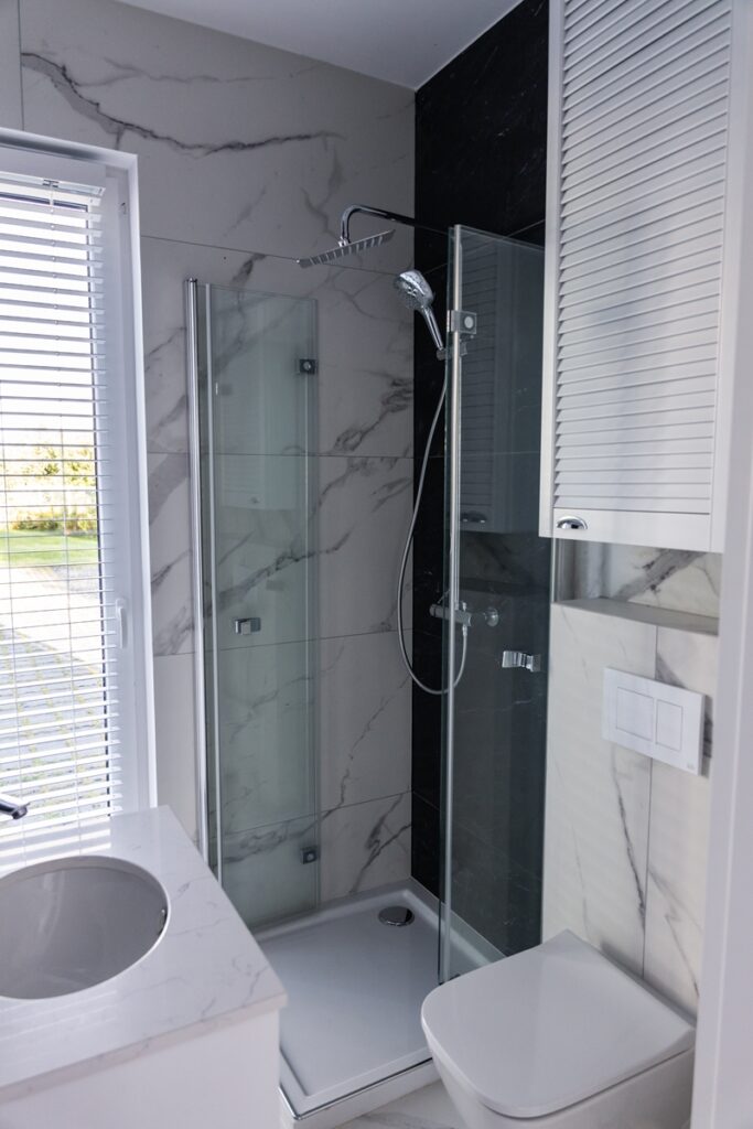 czarno-biała-lazienka