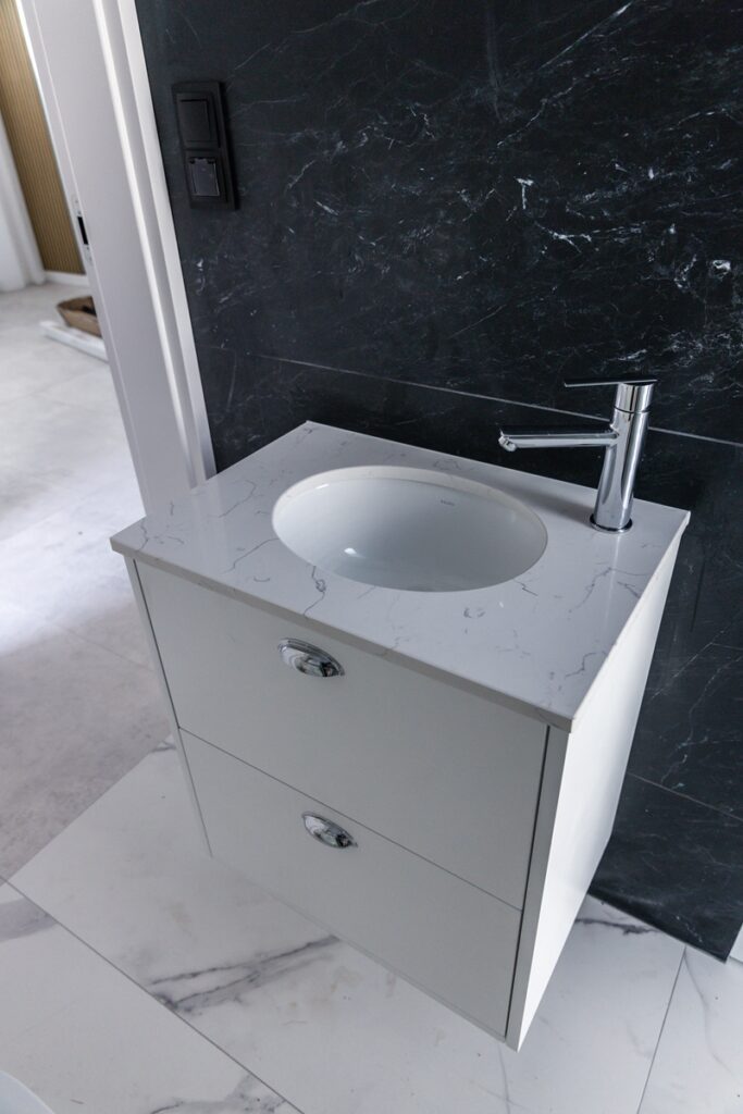 czarno-biała-lazienka