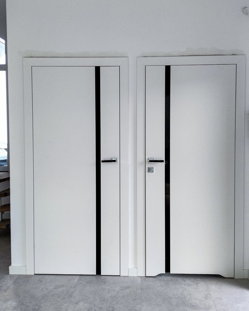 drzwi z czarną szybą