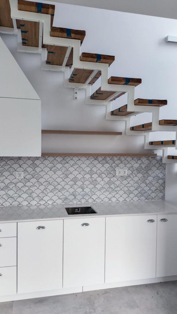 kuchnia z płytkami raw decor