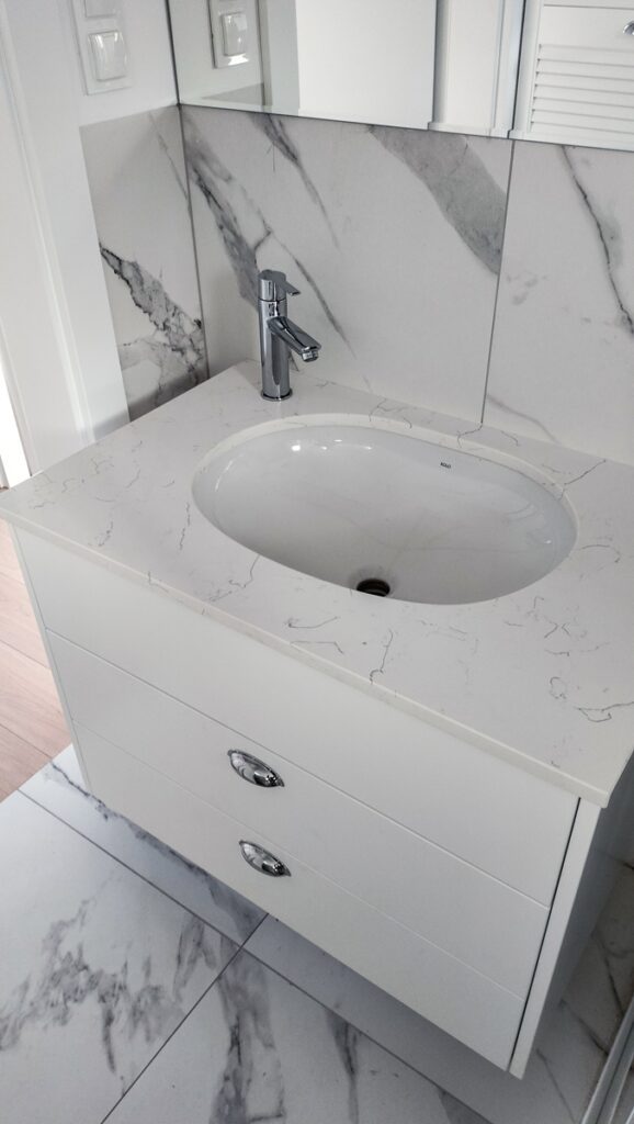 łazienka czarno biała