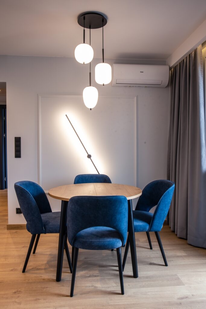 granatowe krzesła w salonie