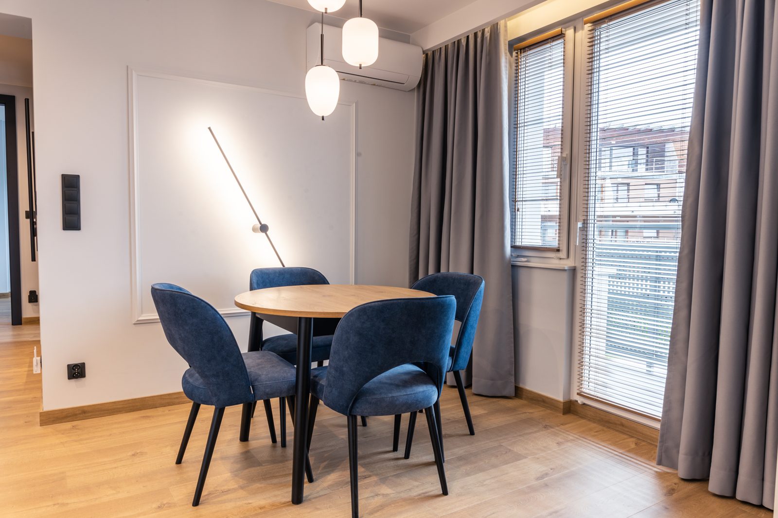 granatowe krzesła w salonie