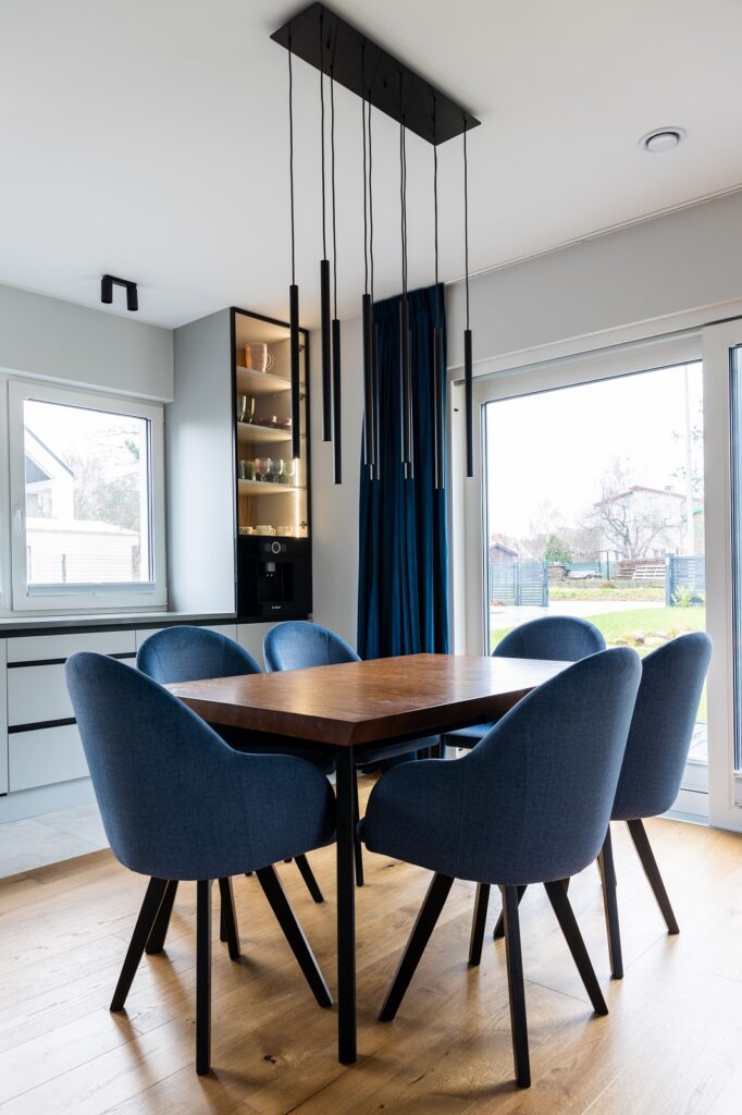 lampa laser nad stołem