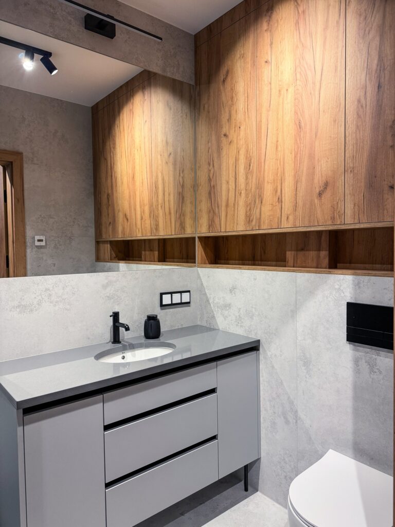 mała łazienka z prysznicem walk in