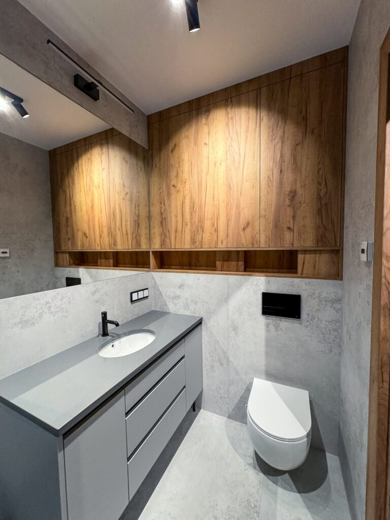 mała łazienka z prysznicem walk in