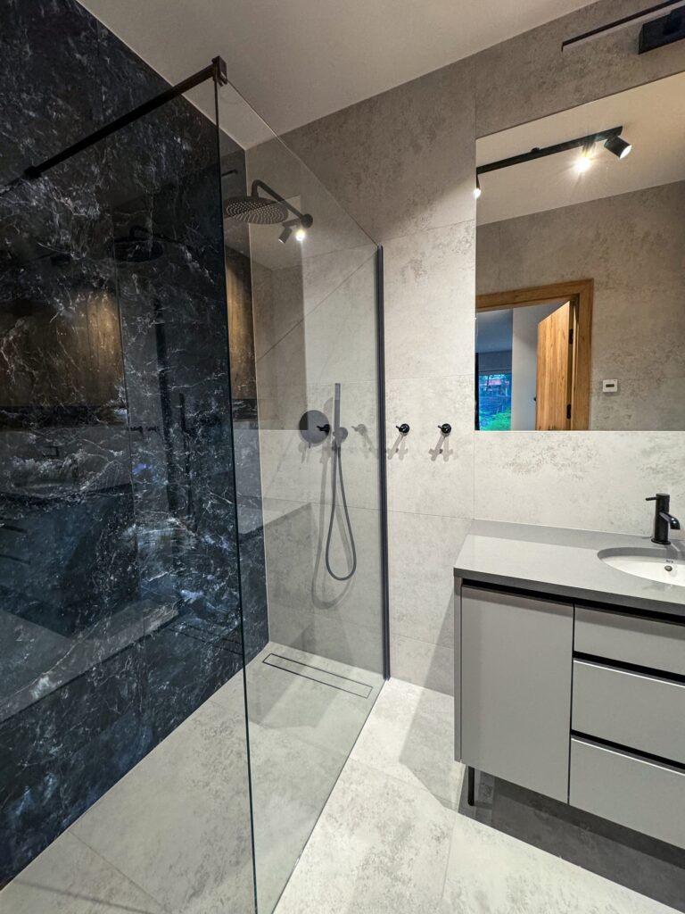 mała łazienka z prysznicem walk in