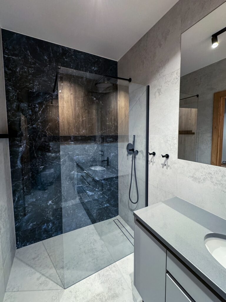 mała łazienka z prysznicem walk in